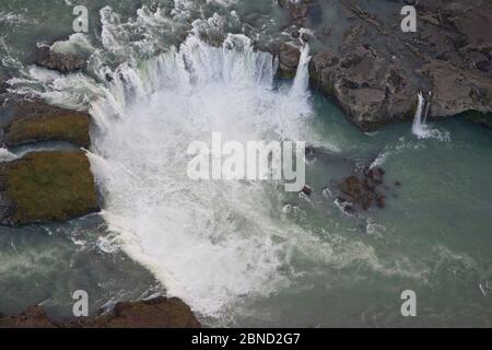 Veduta aerea della cascata Godafoss, fiume Skjalfandafljot, Islanda, luglio 2009. Foto Stock