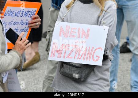 Vienna, Austria. 14th maggio, 2020. L'iniziativa per l'informazione Corona basata sull'evidenza (ICI) ha protestato contro le misure corona dannose e non fondate dal punto di vista medico a Ballhausplatz di Vienna. Targa con l'iscrizione "No alla vaccinazione obbligatoria". Credit: Franz PERC / Alamy Live News Foto Stock