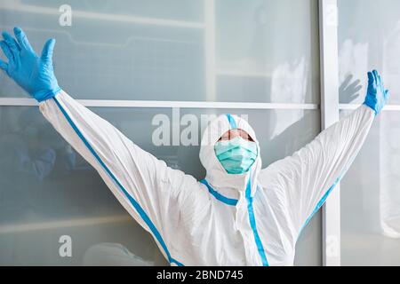 Medic in unità di terapia intensiva solleva le mani per rilassarsi dal sovraccarico durante la pandemia di coronavirus Foto Stock