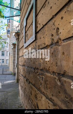 Fori di proiettile sulla facciata dell'edificio nel centro di Berlino della seconda guerra mondiale Foto Stock