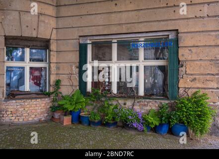 Fori di proiettile sulla facciata dell'edificio nel centro di Berlino della seconda guerra mondiale Foto Stock