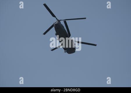 Ripresa ad angolo basso di American Helicopter Boeing CH-47 Chinook Foto Stock