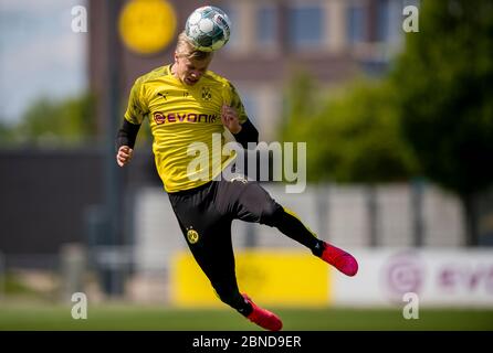 Dortmund, Germania. 14 maggio 2020. Giovedì 14.05.2020, 1° calcio - Bundesliga stagione 19/20 - allenamento a Dortmund, BV Borussia Dortmund - allenamento - Erling Haaland (BVB), header, azione, azione individuale, immagine singola, ritaglio, full body shot, figura intera. | utilizzo in tutto il mondo credito: dpa/Alamy Live News Foto Stock