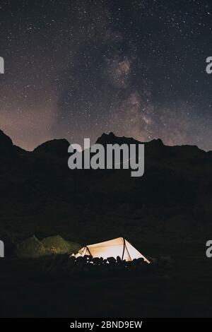 Tenda di notte contro la Via Lattea sulle montagne a Sierra de Gredos, Avila, Spagna Foto Stock