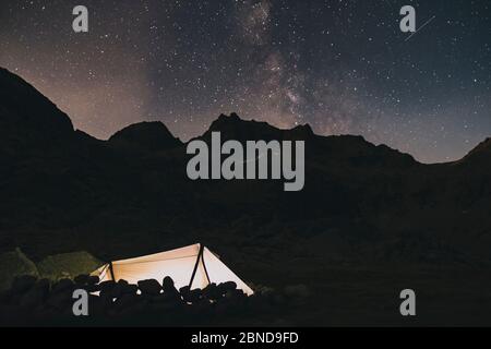 Tenda di notte contro la Via Lattea sulle montagne a Sierra de Gredos, Avila, Spagna Foto Stock