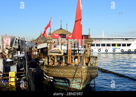 Istanbul, Turchia. Porto di Eminönü a Istanbul Foto Stock