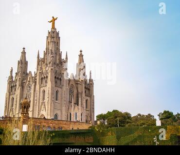 Templi e parco a tema sulla montagna Tibidabo a Barcellona Foto Stock