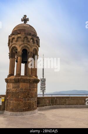 Templi e parco a tema sulla montagna Tibidabo a Barcellona Foto Stock