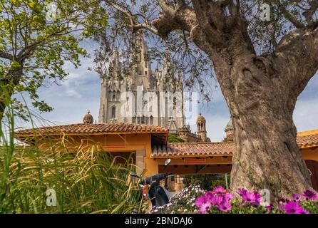 Templi e parco a tema sulla montagna Tibidabo a Barcellona Foto Stock