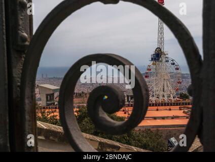Templi e parco a tema sulla montagna Tibidabo a Barcellona Foto Stock