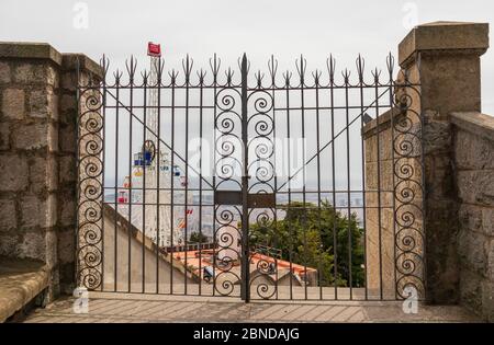 Templi e parco a tema sulla montagna Tibidabo a Barcellona Foto Stock