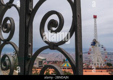 Templi e parco a tema sulla montagna Tibidabo a Barcellona Foto Stock