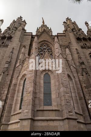 Templi e parco a tema sulla montagna Tibidabo a Barcellona Foto Stock