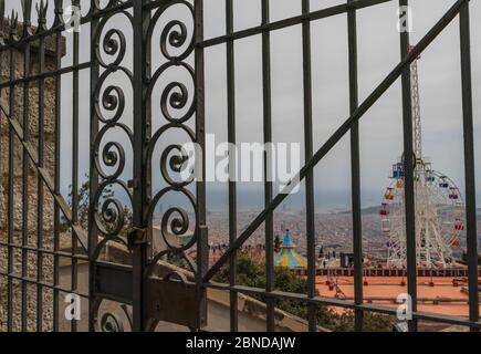 Templi e parco a tema sulla montagna Tibidabo a Barcellona Foto Stock