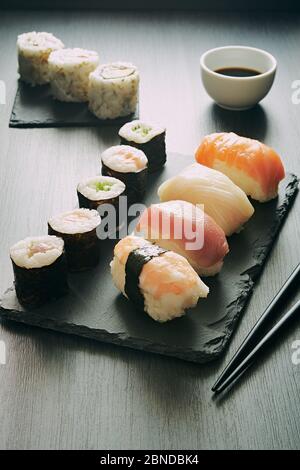 Sushi Set sashimi panini serviti Foto Stock