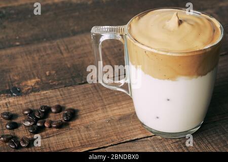 Caffè Dalgona ghiacciato, caffè frappé cremoso e morbido. Caffè della Corea del Sud Foto Stock