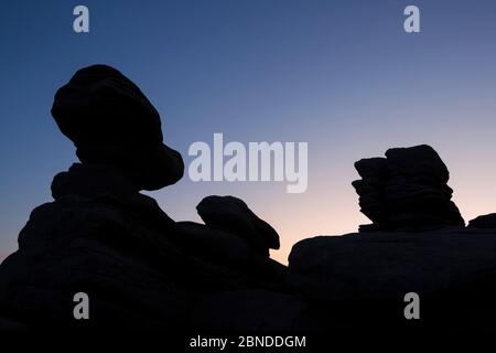 Sagome delle pietre di Crow prima dell'alba. Peak District National Park, Derbyshire, Regno Unito. Agosto 2015. Foto Stock