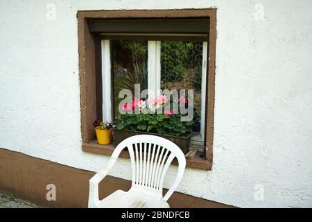 Sedie e panchine che vi invitano a rilassarvi Foto Stock