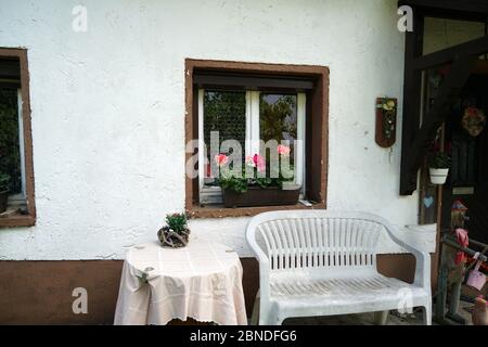 Sedie e panchine che vi invitano a rilassarvi Foto Stock