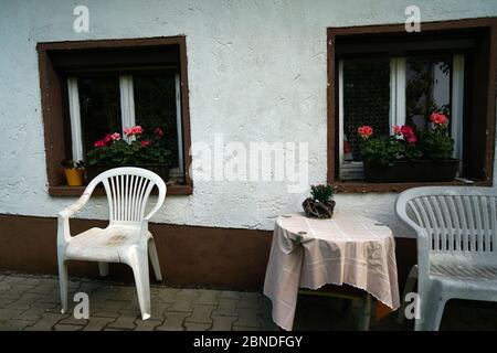 Sedie e panchine che vi invitano a rilassarvi Foto Stock