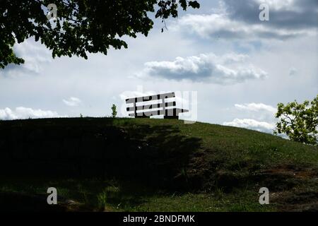 Sedie e panchine che vi invitano a rilassarvi Foto Stock