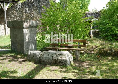 Sedie e panchine che vi invitano a rilassarvi Foto Stock