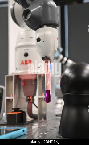 Brno, Repubblica Ceca. 14 maggio 2020. Il robot di BUT (Università di tecnologia di Brno) preparerà i campioni COVID-19 presso il Brno University Hospital. Ricercatori del Dipartimento di automazione e informatica, Facoltà di Ingegneria Meccanica, Università di Brno della tecnologia ha fornito una soluzione per i laboratori di rischio biologico a Brno, Repubblica Ceca, 14 maggio 2020. Il luogo di lavoro robotico chiamato openTube. Credit: Igor Zehl/CTK Photo/Alamy Live News Foto Stock