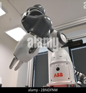 Brno, Repubblica Ceca. 14 maggio 2020. Il robot di BUT (Università di tecnologia di Brno) preparerà i campioni COVID-19 presso il Brno University Hospital. Ricercatori del Dipartimento di automazione e informatica, Facoltà di Ingegneria Meccanica, Università di Brno della tecnologia ha fornito una soluzione per i laboratori di rischio biologico a Brno, Repubblica Ceca, 14 maggio 2020. Il luogo di lavoro robotico chiamato openTube. Credit: Igor Zehl/CTK Photo/Alamy Live News Foto Stock