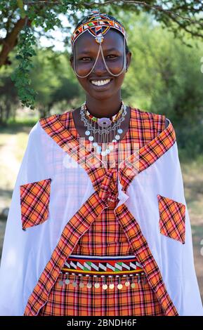 Maasai donna in abiti tradizionali Foto Stock