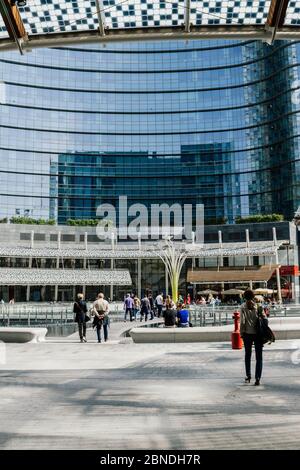 Una delle zone più moderne di Milano con le torri disegnate dall'architetto César pelli. Foto Stock