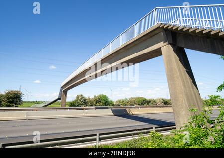 Ponte autostradale sulla M56 vicino a Frodsham, vuoto senza traffico e cielo blu con turbine eoliche, Cheshire, Inghilterra, Regno Unito Foto Stock