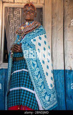 Donna Maasai in abiti tradizionali Foto Stock