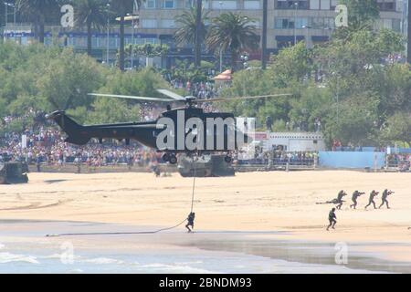 Serie 43 di 165 veicoli anfibi AAV-7A sulla spiaggia E soldati che scavano da un Eurocopter AS332B1 Super Puma durante Forze armate giorno Santander Foto Stock