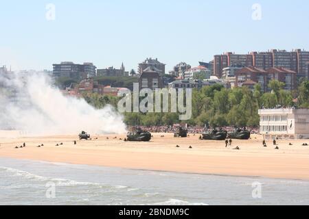 Serie 49 di 165 tre AAV-7A Pegaso 3560 BMR anfibi Veicoli soldati e Hummer sulla spiaggia di Sardinero durante Giornata delle forze armate 30/05/2009 Foto Stock