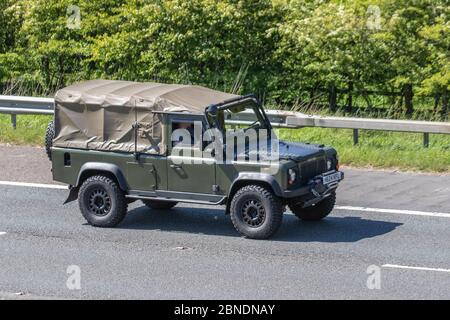 Land Rover verde anni '1991 90 110 TDI SWB ; veicoli in movimento per il traffico veicolare, veicoli che guidano su strade del Regno Unito, motori, motori sull'autostrada M6 Foto Stock