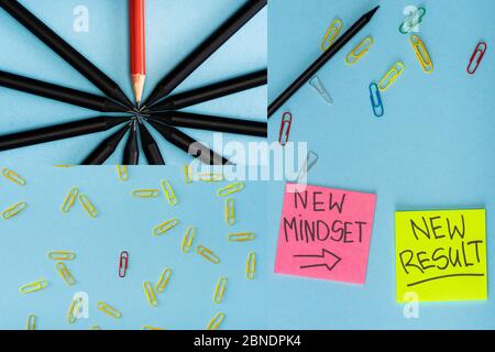 Collage di note appiccicose con nuovo mindset e nuova scritta con graffette e matite blu Foto Stock