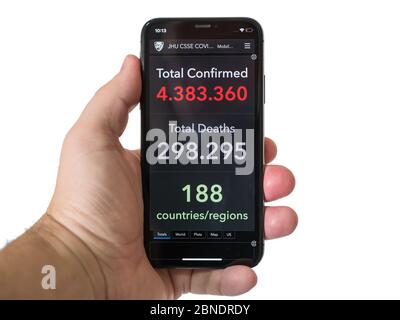 Man Hand Hols smartphone with COVID-19 Coronavirus sito web confermato casi con oltre 4 milioni di malati per la scienza dei sistemi e l'ingegneria alla Johns Hopkins University, Messico, 14 maggio 2020 Foto Stock