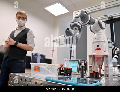 Brno, Repubblica Ceca. 14 maggio 2020. Il robot di BUT (Università di tecnologia di Brno) preparerà i campioni COVID-19 presso il Brno University Hospital. Ricercatori del Dipartimento di automazione e informatica, Facoltà di Ingegneria Meccanica, Università di Brno della tecnologia ha fornito una soluzione per i laboratori di rischio biologico a Brno, Repubblica Ceca, 14 maggio 2020. Il luogo di lavoro robotico chiamato openTube. Credit: Igor Zehl/CTK Photo/Alamy Live News Foto Stock