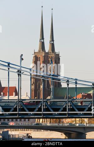 Ponte Grunwaldzki e Cattedrale di San Giovanni Battista, visto dal fiume Oder, Breslavia Foto Stock