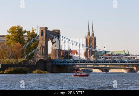 Ponte Grunwaldzki e Cattedrale di San Giovanni Battista, visto dal fiume Oder, Breslavia Foto Stock