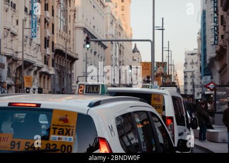 Madrid, Spagna - 26 gennaio 2020: Primo piano di un taxi sulla trafficata Gran Via a Madrid, capitale della Spagna rinomata per i suoi ricchi depositi di Europa Foto Stock