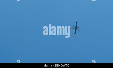 Londra, Regno Unito. 14 maggio 2020. Un grande aereo commerciale visto in cielo. Credit: Joe Kuis / Alamy News Foto Stock