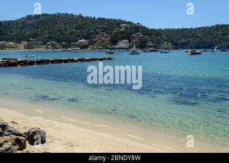 Bellissima acqua blu limpida sulla spiaggia di Port de Soller, Maiorca, Spagna Foto Stock