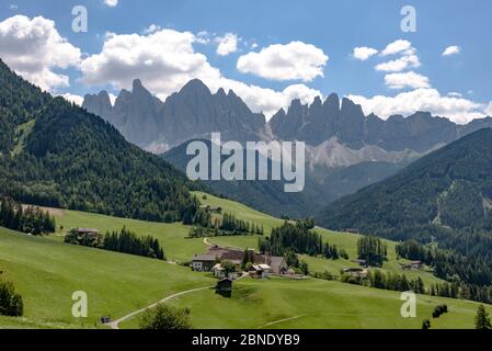 Val di Funes / Funes con le cime delle Dolomiti che sovrasta in estate Foto Stock
