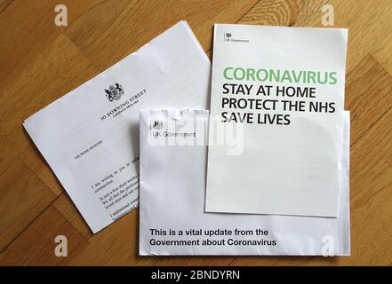 Londra, Regno Unito - 08 aprile 2020: Tavola e lettera in legno del primo ministro con informazioni e consulenza sul coronavirus covid-19 focolaio t Foto Stock