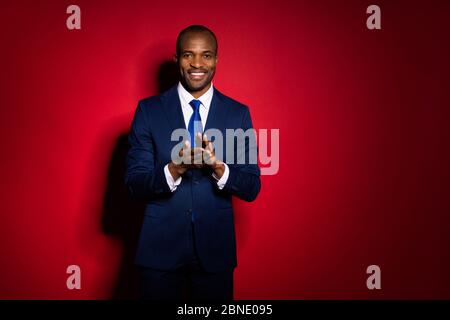 Ritratto del suo bel bel ragazzo allegro e allegro datore di lavoro che batte palme congrats fortuna vincere isolato sopra rosso maroon borgogna Foto Stock