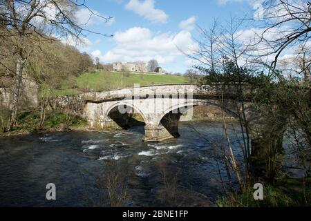 Ponte del castello e il castello di Cavendish oltre il Fiume teme (SSSI) Cavendish Gorge Riserva Naturale Nazionale, Herefordshire, England, Regno Unito, aprile 2015. Foto Stock