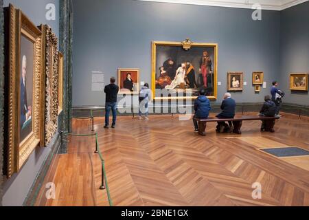 I visitatori del museo d'arte si divertono con l'arte alla National Gallery di Londra Foto Stock