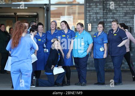 Il personale dell'NHS si riunì per una foto all'esterno dell'Aintree University Hospital di Fazakerley, Liverpool, prima degli applausi per salutare gli eroi locali durante il Clap nazionale di giovedì per i caregivers per riconoscere e sostenere i lavoratori e gli assistenti dell'NHS che combattono la pandemia del coronavirus. Foto Stock