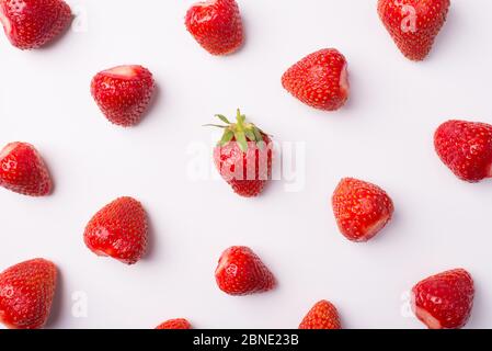 In alto, vista panoramica foto di fragole pelate con un intero al centro isolato su sfondo bianco Foto Stock